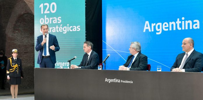 Omar Gutiérrez durante el acto en el Museo del Bicentenario, junto a Gabriel Katopodis, Alberto Fernández y Juan Manzur.