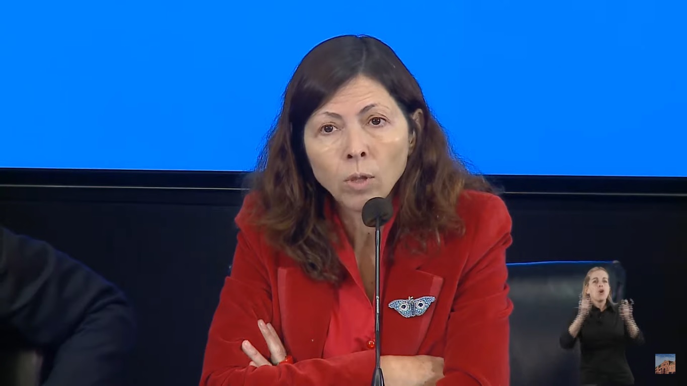 La Ministra de Economía Silvina Batakis, habla ante los periodistas acreditados en el Ministerio de Hacienda.
