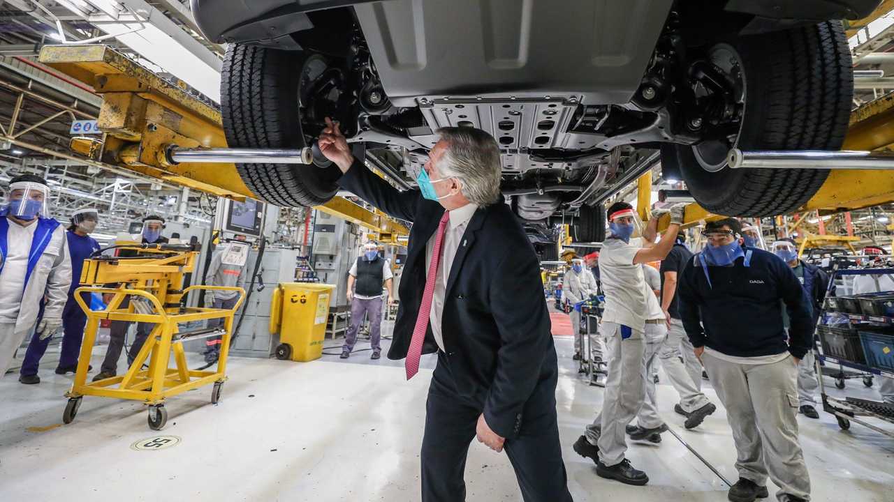 Alberto Fernández en una visita anterior, en la planta de Volkswagen