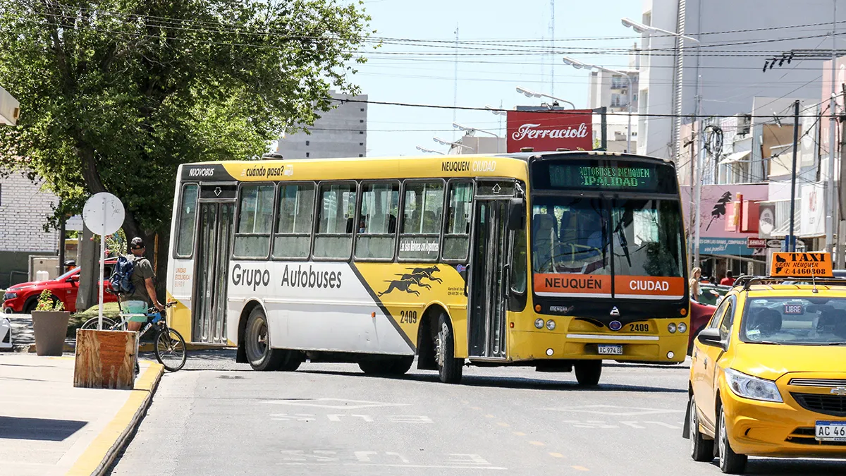 Un colectivo de la ciudad de neuquén maniobra sobre una de las principales avenidas de la ciudad.