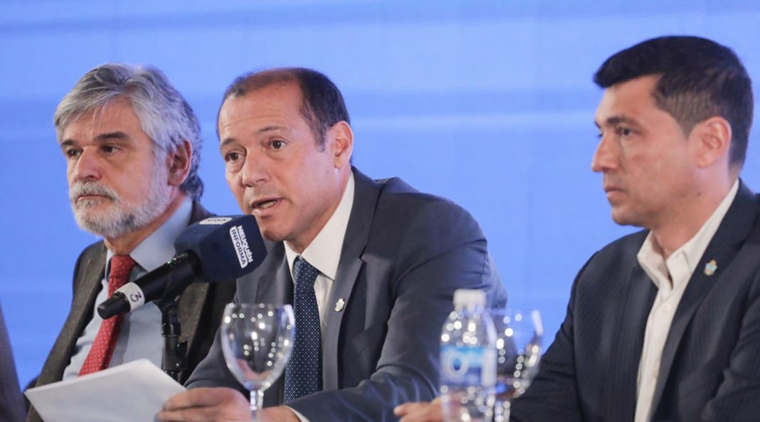 Omar Gutiérrez y Daniel Filmus durante un acto en Neuquén.