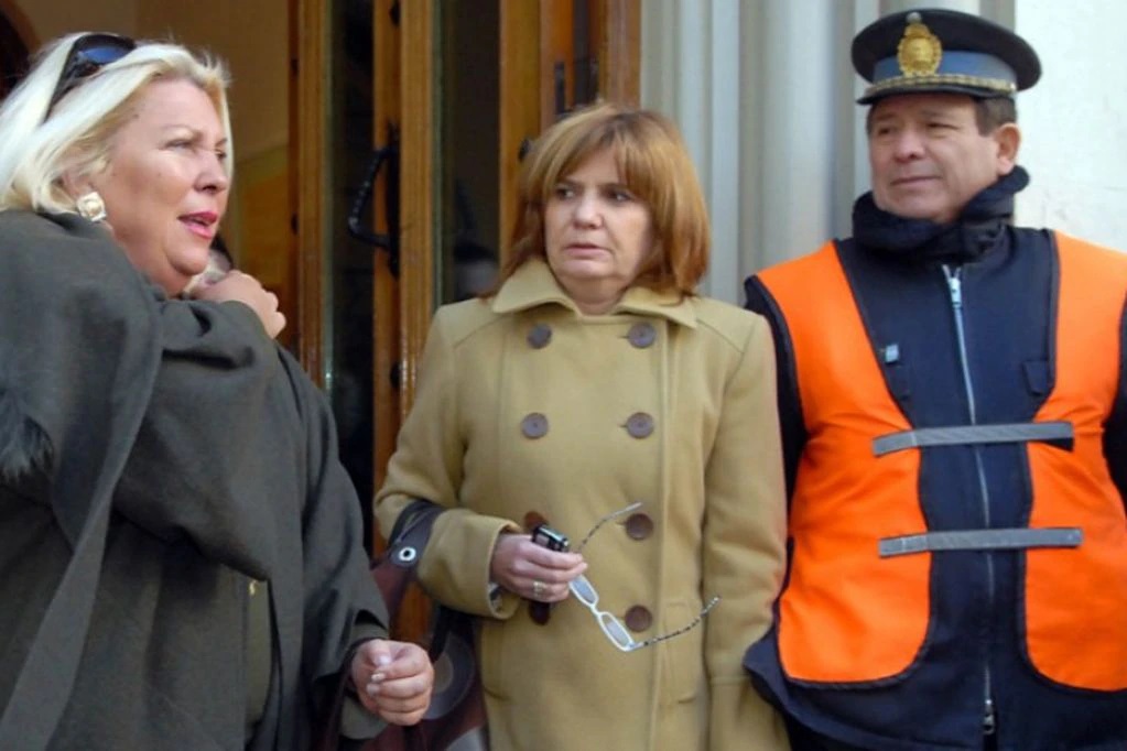Elisa Carrió junto a Patricia Bullrich, ante la mirada de un efectivo de la Policía Federal.