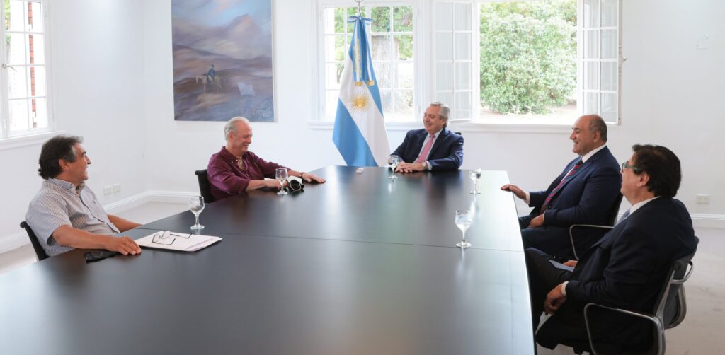 Hugo Godoy, a las risas con Andrés Rodríguez, Alberto Fernández, Juan Manzur y Claudio Moroni.