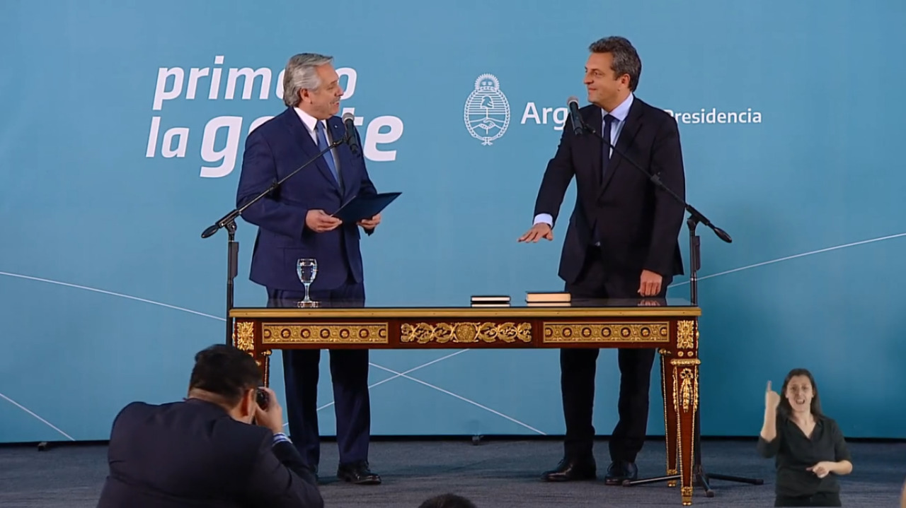Alberto Fernández le toma juramento a Sergio Massa.