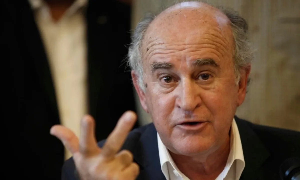 En primer plano, el Senador por Neuquén Oscar Parrilli.