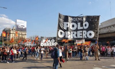 Una columna del Polo Obrero espera para avanzar sobre Bernardo de Irigoyen, en Constitución.