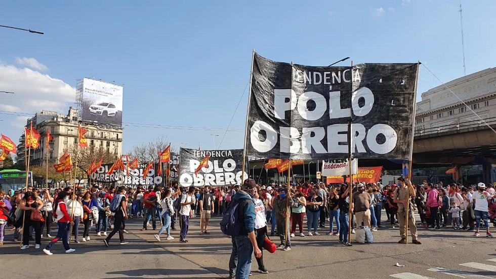 Una columna del Polo Obrero espera para avanzar sobre Bernardo de Irigoyen, en Constitución.