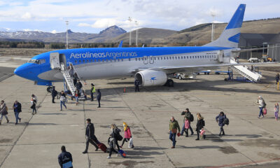 Imagen lateral de un avión de Aerolíneas sobre la pista del aeropuerto de Chapelco.