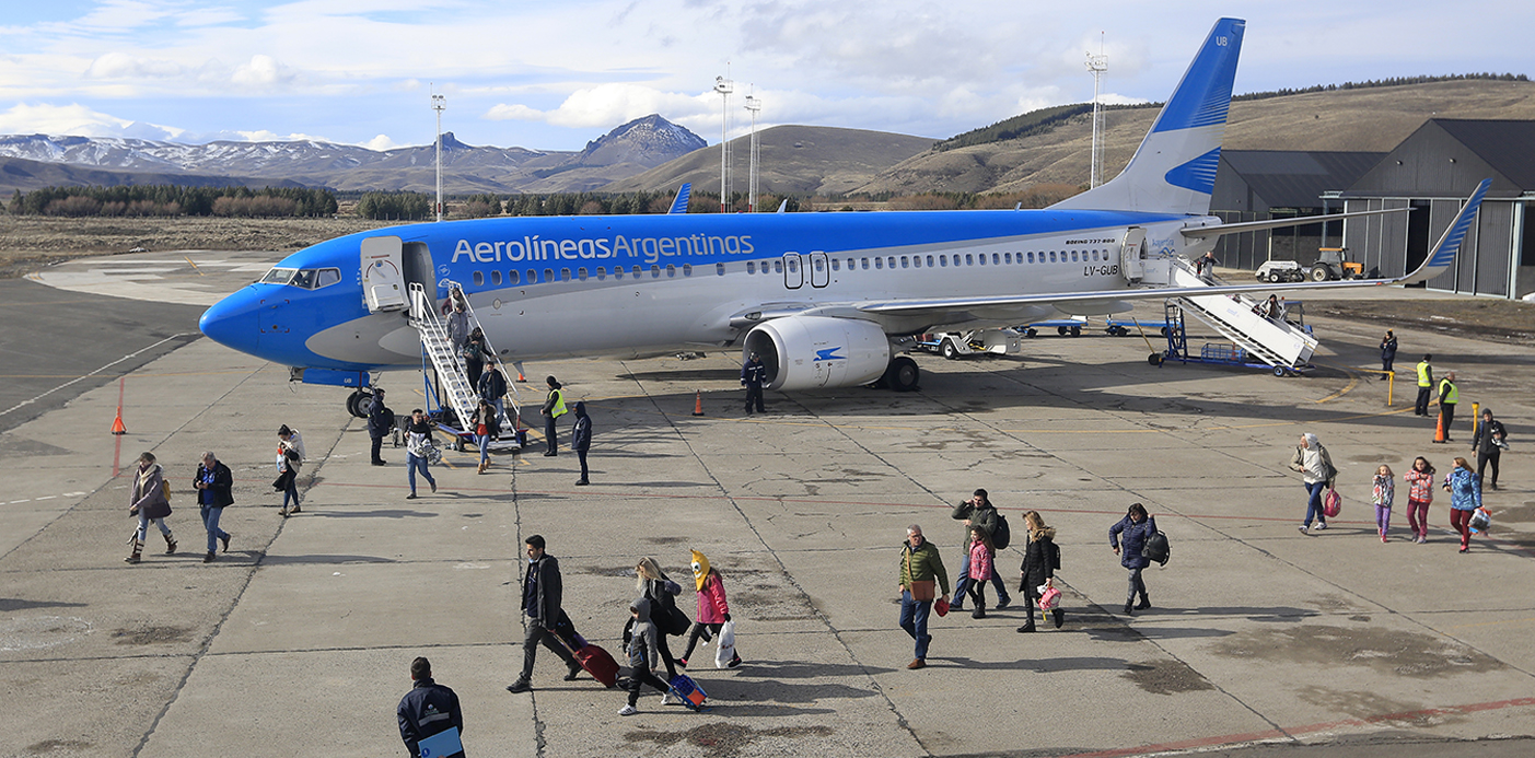 Imagen lateral de un avión de Aerolíneas sobre la pista del aeropuerto de Chapelco.