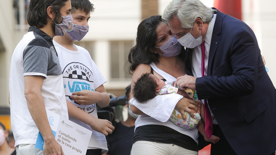 El Presidente Alberto Fernández durante un acto de entrega de viviendas del programa Procrear.