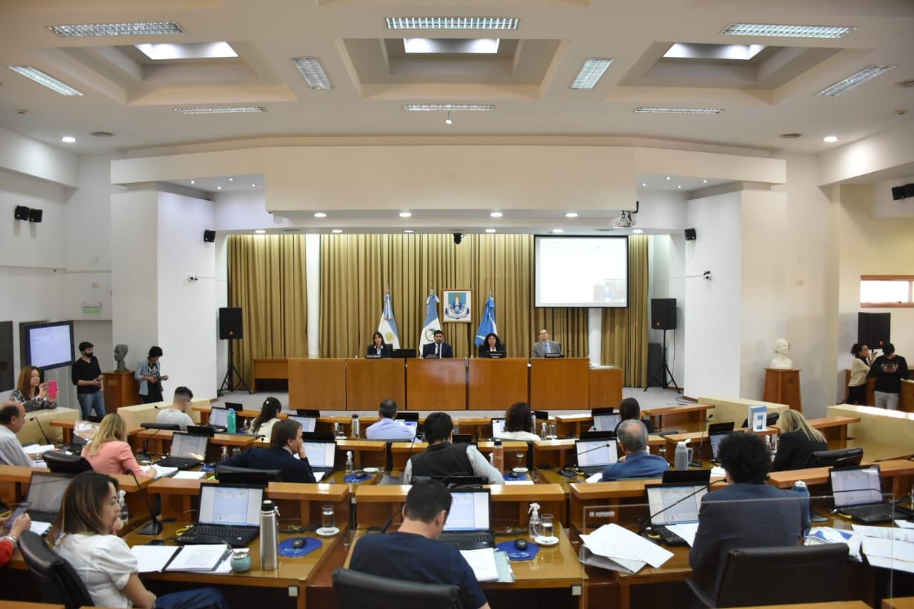 El pleno de los ediles en sus bancas, en el Concejo Deliberante de Neuquén Capital.
