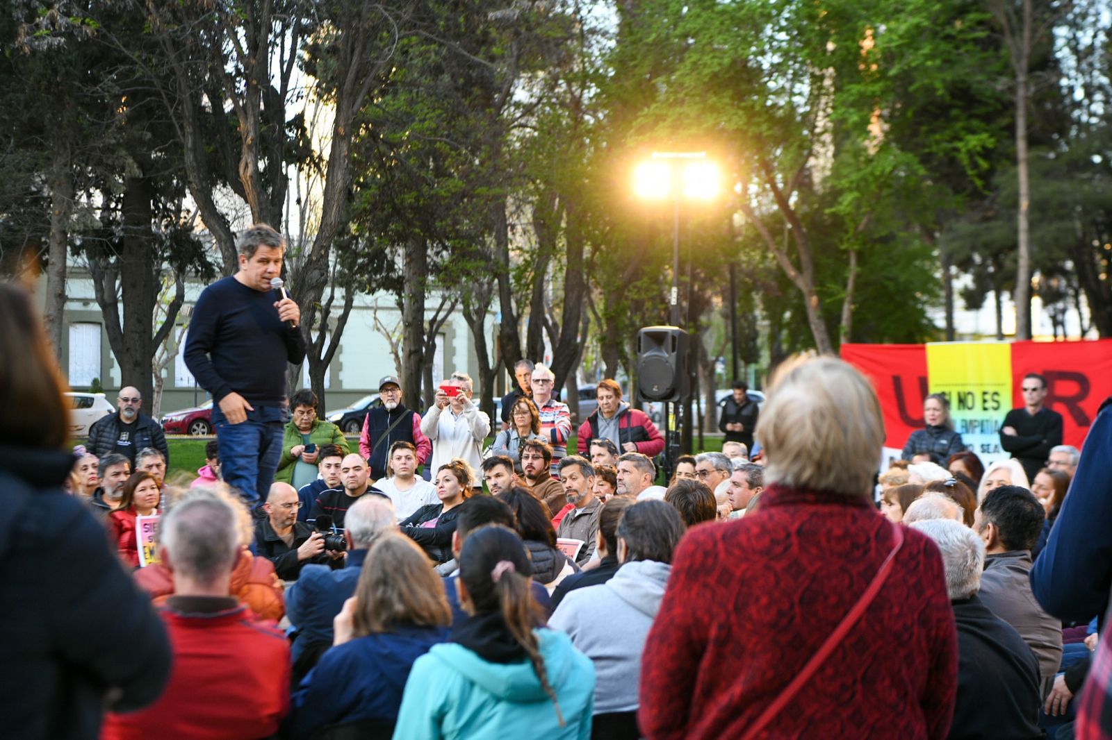 Facundo Manes hablando sobre una tarima en la Plaza Roca, de Neuquén Capital.