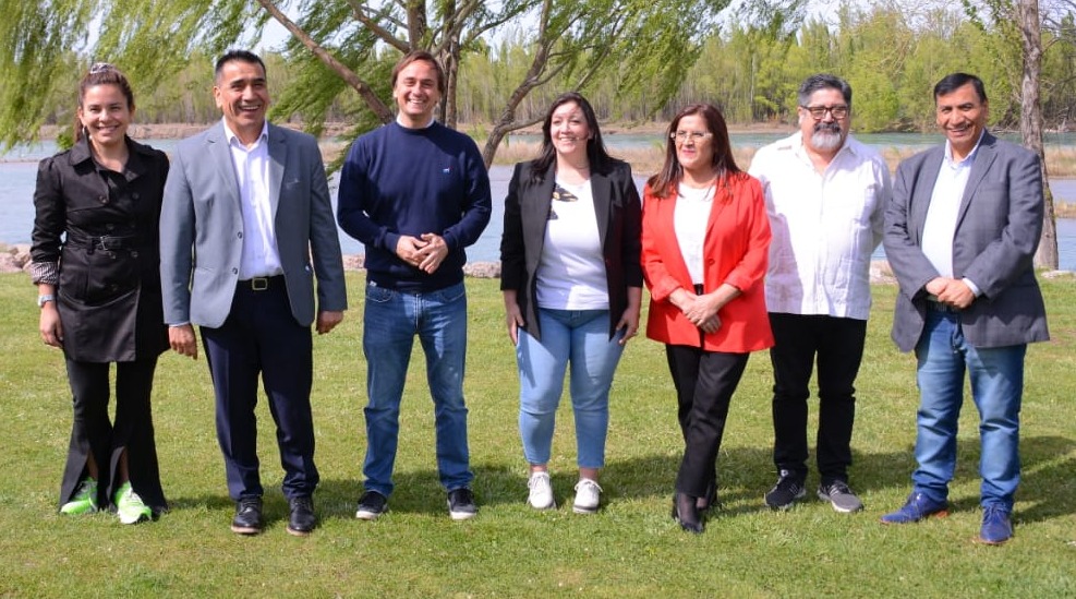 Juan Peláez, junto a sus nuevos aliados en la costanera del Río Neuquén.
