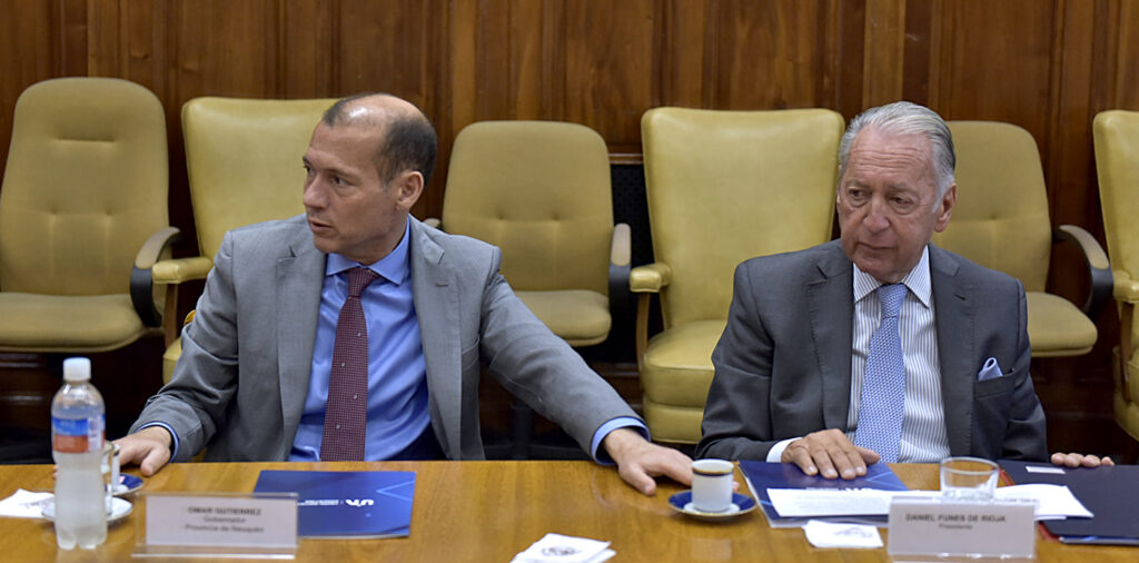 El gobernador Omar Gutiérrez junto al titular de la UIA, Daniel Funes de Rioja.