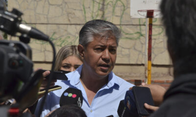 El diputado Nacional Rolando Figueroa, rodeado de periodistas.