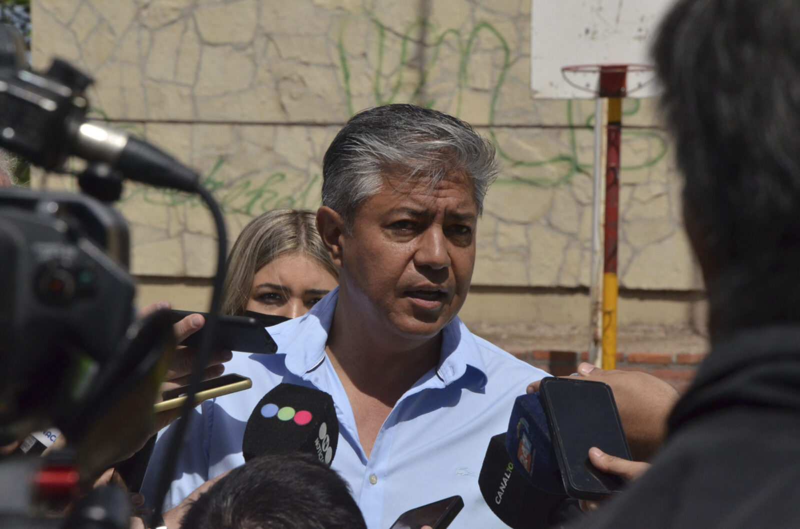 El diputado Nacional Rolando Figueroa, rodeado de periodistas.