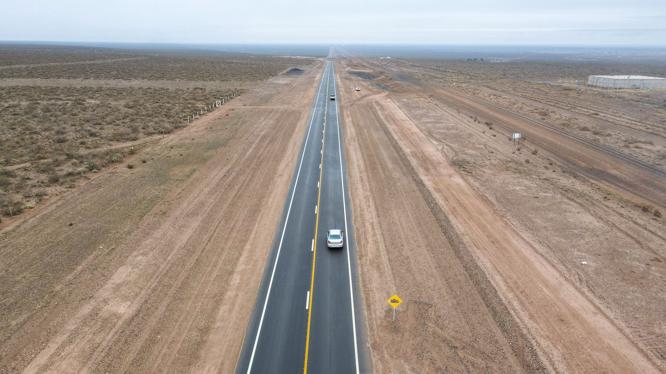 Imagen aérea de la llamada "ruta del petróleo" durante su proceso de construcción.