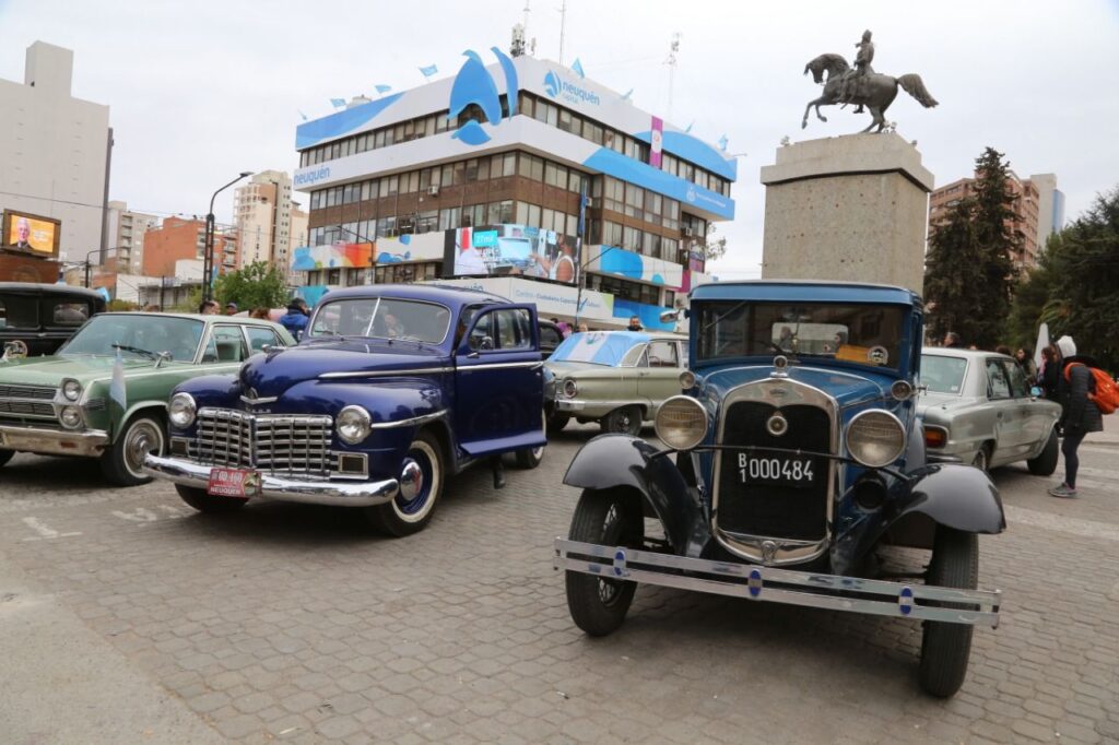 Autos antiguos delante del edificio municipal de Neuquén Capital.