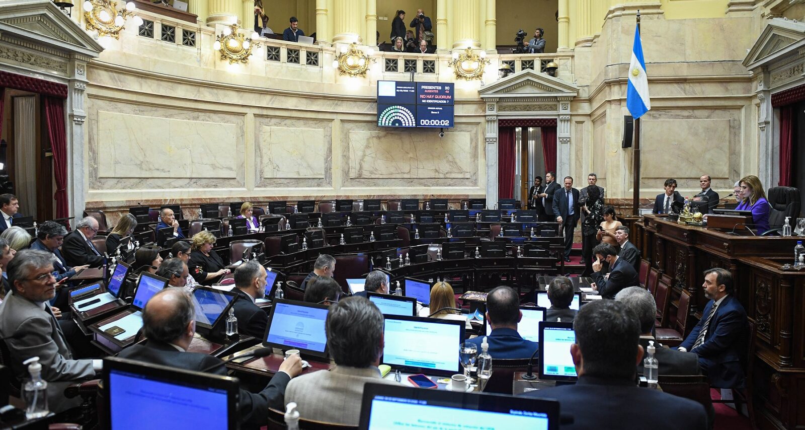 El recinto de la cámara alta, a medio llenar por la ausencia del inerbloque de Juntos por el Cambio.