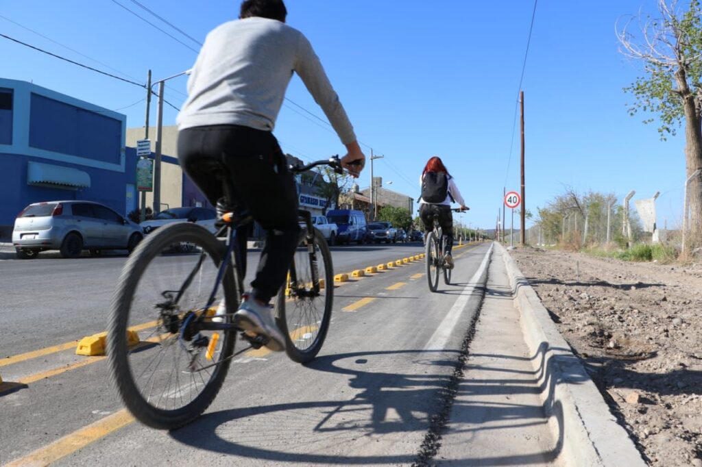 Dos ciclistas transitan la nueva bicisenda de la avenida Rivas, en Neuquén.