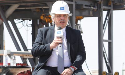 El Presidente Alberto Fernández, con un casco de la petrolera YPF.
