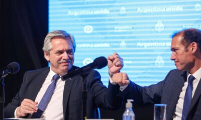 Alberto Fernández saluda con el puño a Omar Gutiérrez.