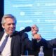Alberto Fernández saluda con el puño a Omar Gutiérrez.