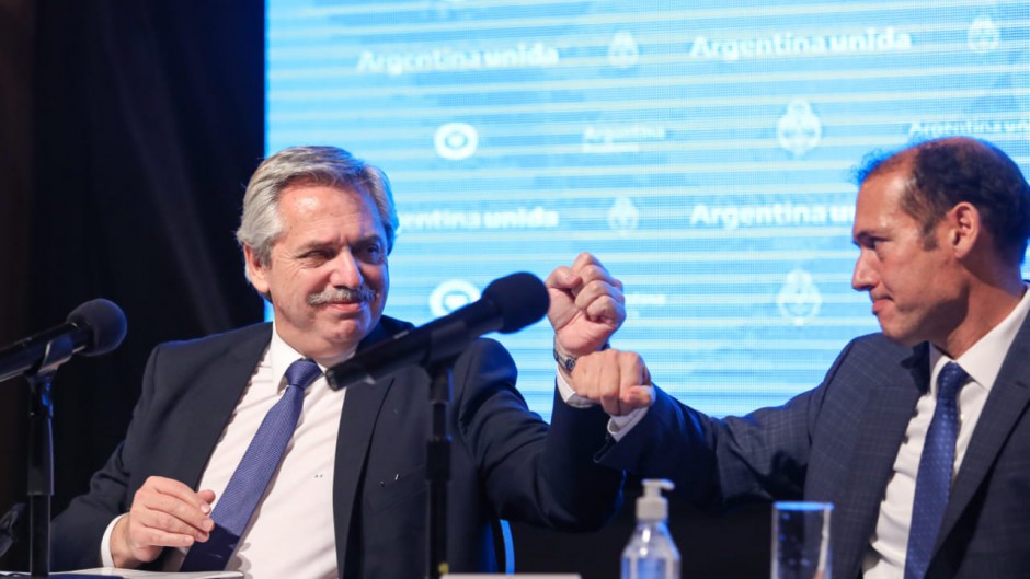 Alberto Fernández saluda con el puño a Omar Gutiérrez.