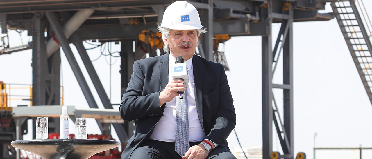 El Presidente Alberto Fernández, con un casco de la petrolera YPF.