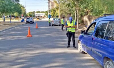 Agentes de tránsito supervisan la documentación de un vehículo en una calle de Neuquén.