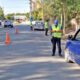 Agentes de tránsito supervisan la documentación de un vehículo en una calle de Neuquén.