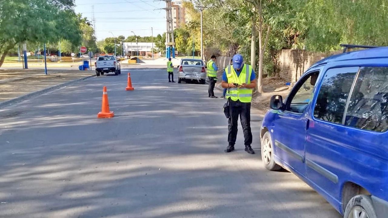 Agentes de tránsito supervisan la documentación de un vehículo en una calle de Neuquén.