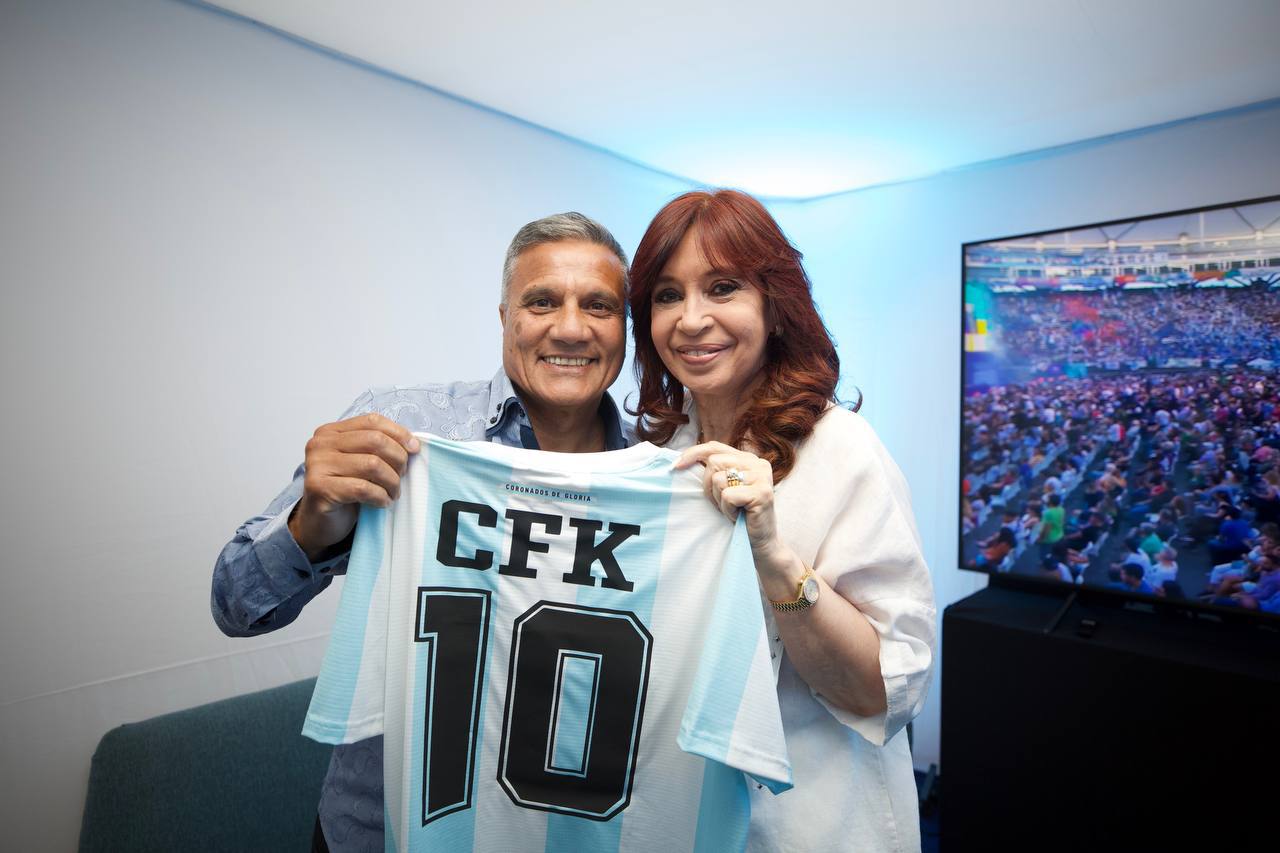 Cristina Kirchner junto al campeón de México 86 Héctor Enrique.