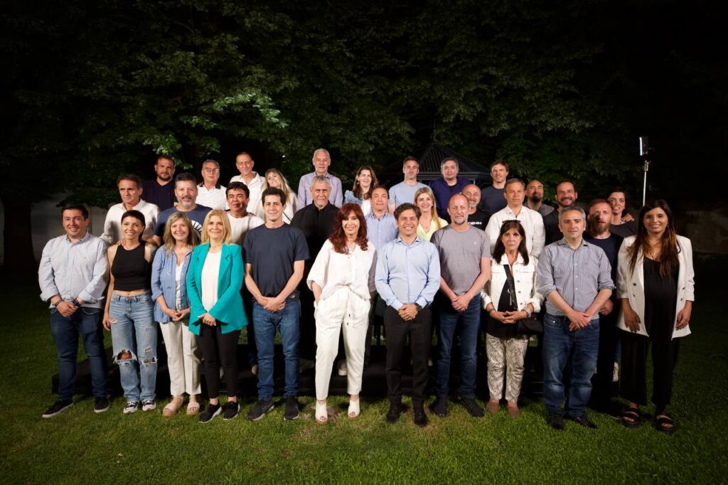 Cristina Kirchner, junto al gobernador Axel Kicillof, intendentes y dirigentes peronistas de la provincia de Buenos Aires.