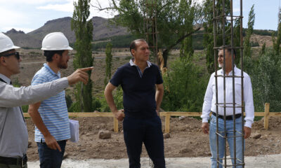 El Gobernador de Nequén, Omar Gutiérrez, en una obra en la localidad de Huaraco.