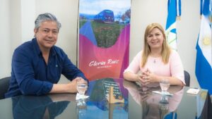Rolando Figueroa, junto a la intendenta de Plottier, Gloria Ruiz.