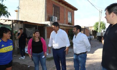 El intenente de Neuquén, Mariano Gaido, junto a vecino del barrio Alto Godoy.