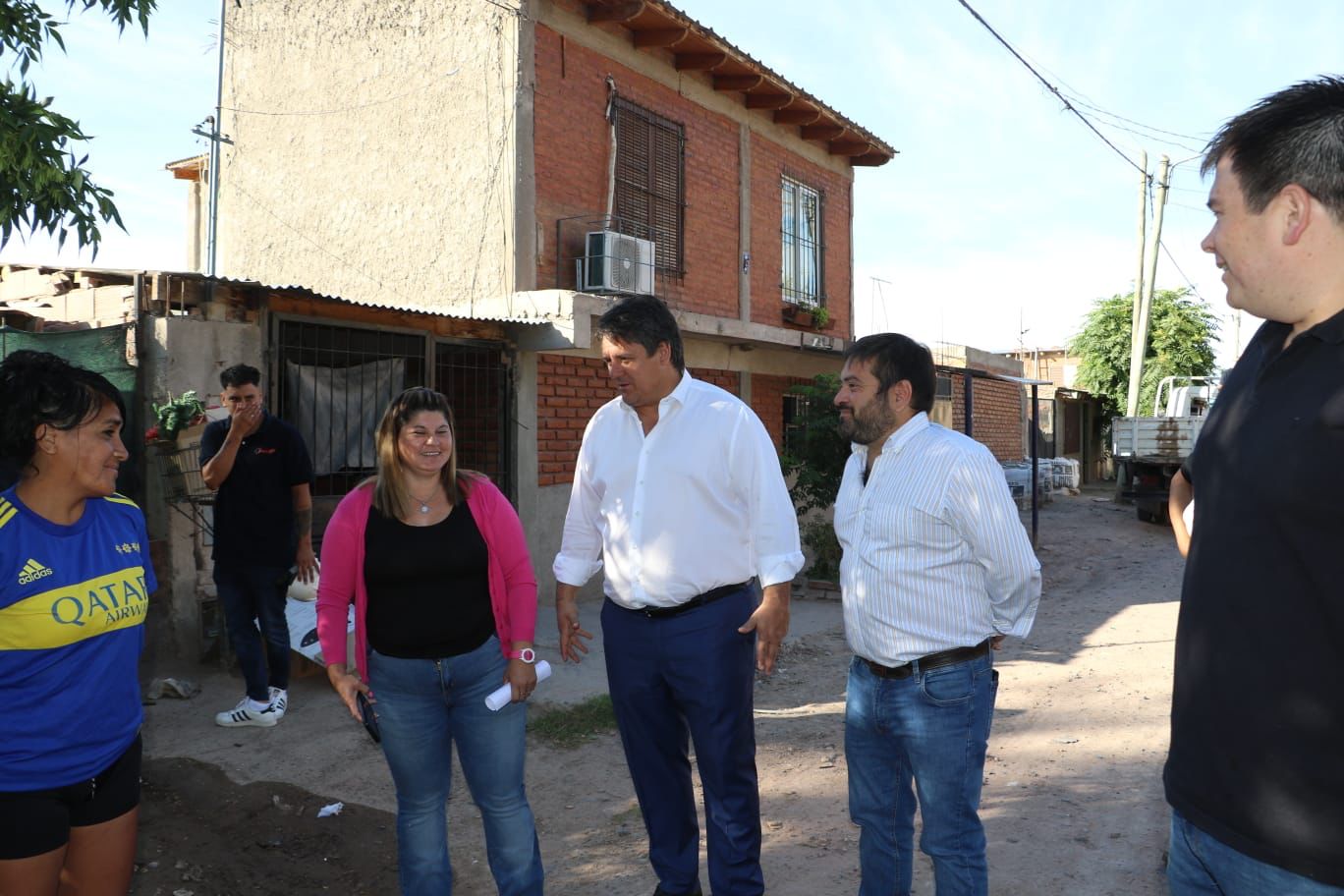El intenente de Neuquén, Mariano Gaido, junto a vecino del barrio Alto Godoy.