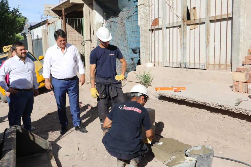 Instalación del nicho para el medidor de gas natural, en la zona de Alto Godoy, en Neuquén Capitl.