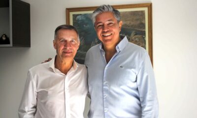 El dirigente vecinalista Rubén Salari, junto al candidato a gobernador Rolando Figueroa, posan para la foto.