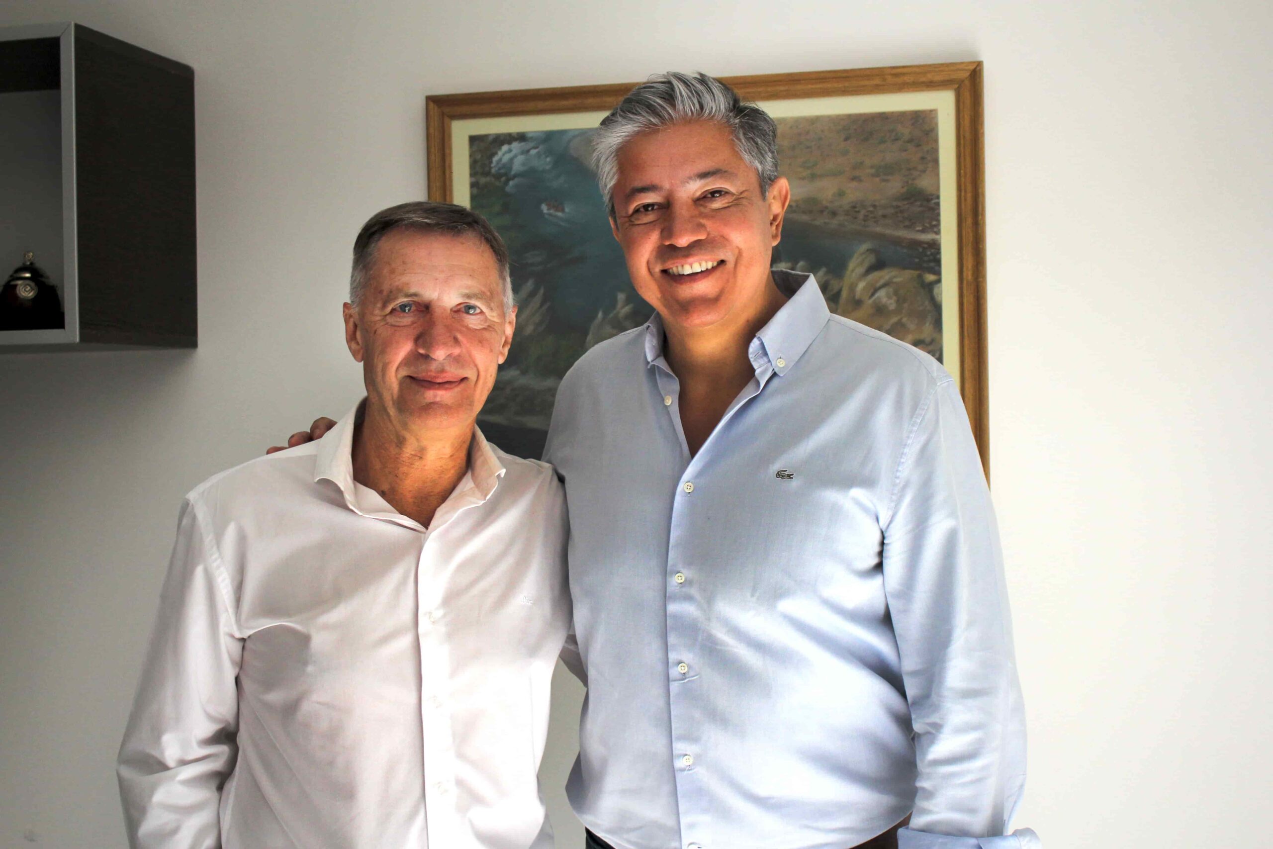 El dirigente vecinalista Rubén Salari, junto al candidato a gobernador Rolando Figueroa, posan para la foto.