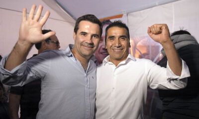 Darío Martínez y Ramón Rioseco, posan para la foto en un local partidario.