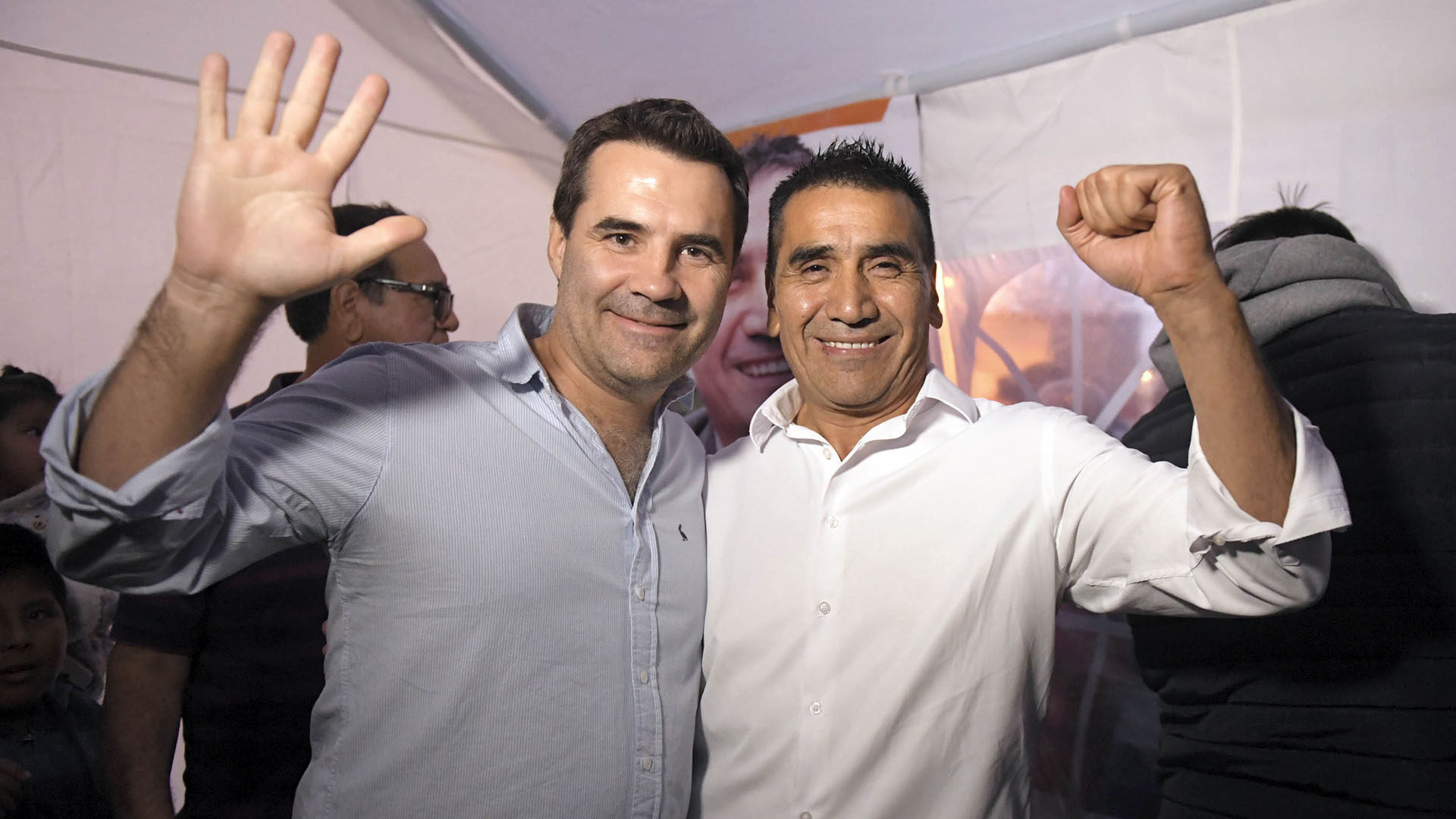 Darío Martínez y Ramón Rioseco, posan para la foto en un local partidario.