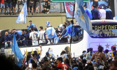 La Selección Nacional Argentina, campeona del mundo, es recibida por una multitud en el aeropuerto de Ezeiza.