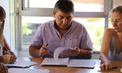 Carlos Quintriqueo durante la firma de un convenio.