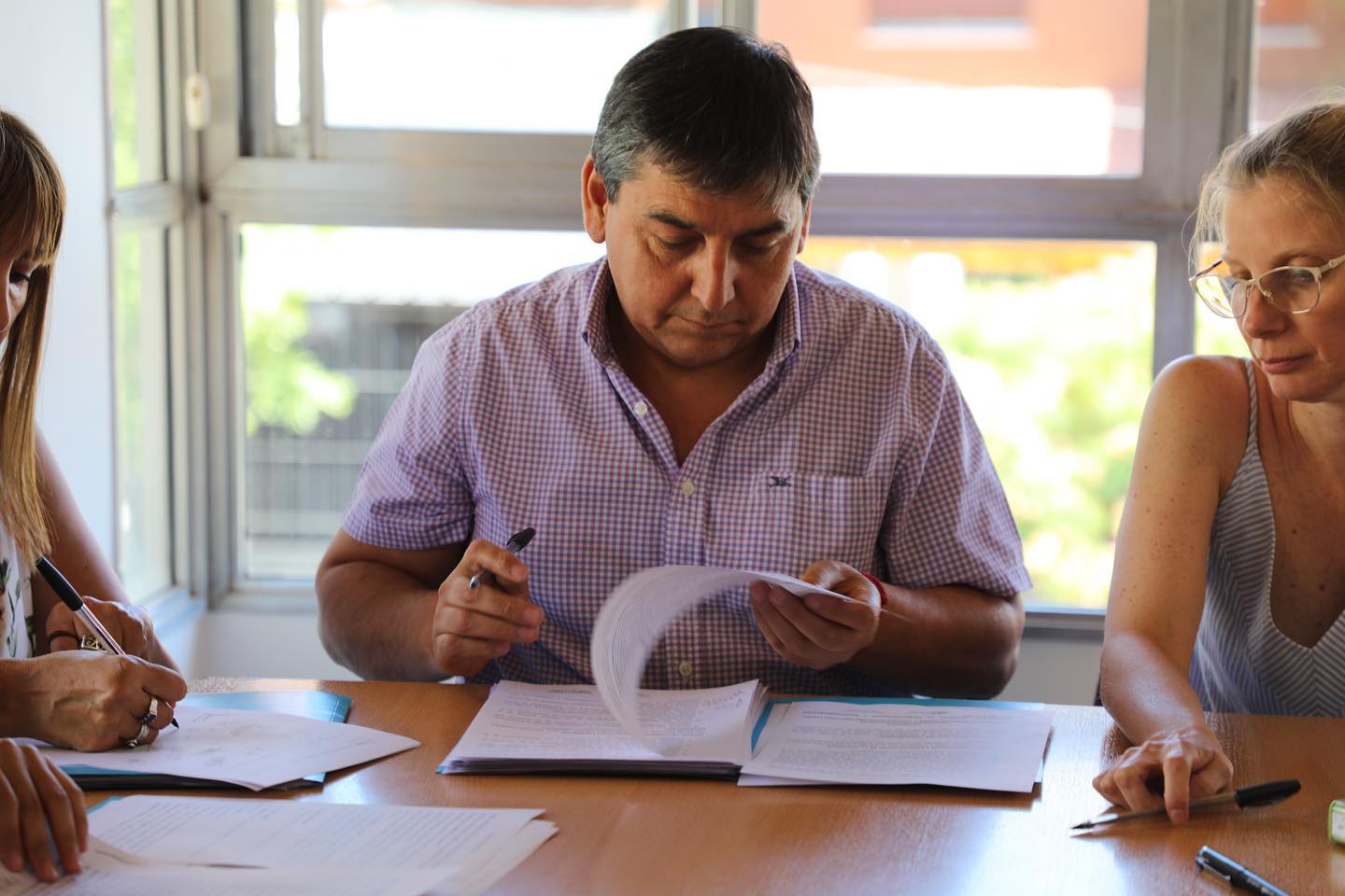 Carlos Quintriqueo durante la firma de un convenio.