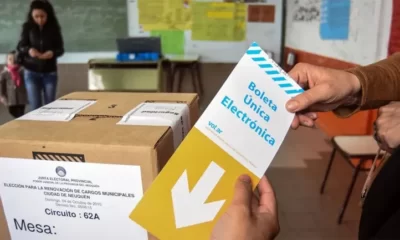 Una Boleta Única Electrónica durante las elecciones en Neuquén.