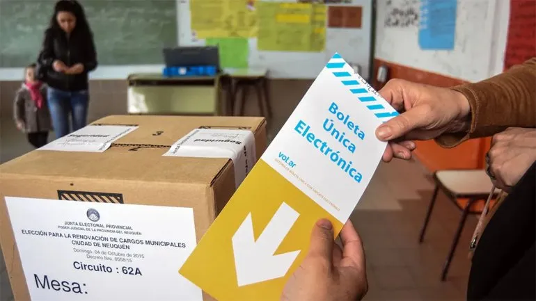 Una Boleta Única Electrónica durante las elecciones en Neuquén.