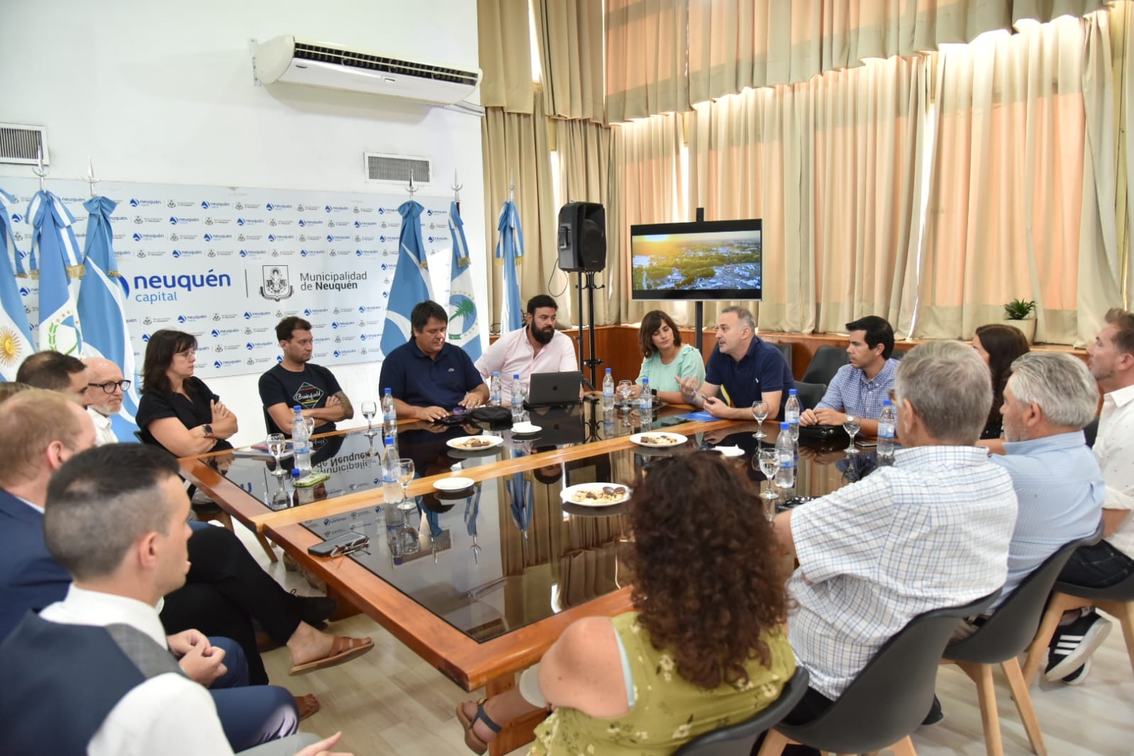 El intendente de la Neuquén Capital, Mariano Gaido, recibió a empresarios del sector turístico y de comercio, de cara a la Feista Nacional de la Confluencia.