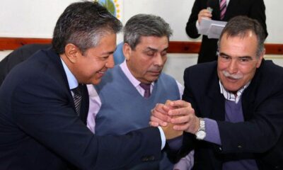 El candidato a Gobernador Rolando Figueroa, extiende la mano al intendente de Centenario, Javier Bertoldi.